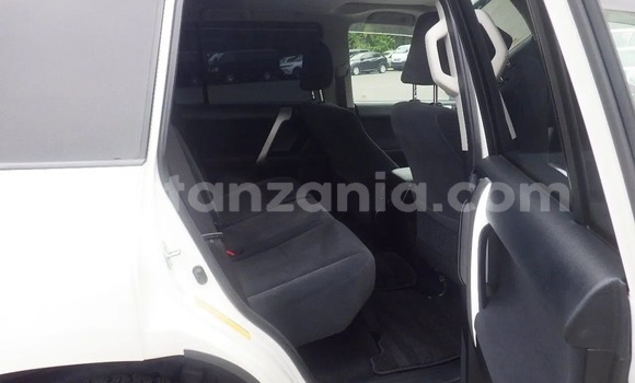 Nunua Imported Toyota Land Cruiser Prado Nyeupe Gari ndani ya Dar es Salaam nchini Dar es Salaam Nunua Imported Toyota Land Cruiser Prado Nyeupe Gari ndani ya Dar es Salaam nchini Dar es Salaam