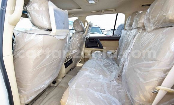 Nunua Imported Toyota Land Cruiser Nyeupe Gari ndani ya Import - Dubai nchini Arusha Nunua Imported Toyota Land Cruiser Nyeupe Gari ndani ya Import - Dubai nchini Arusha
