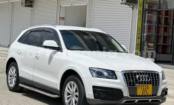 Nunua Ilio tumika Audi Q5 Nyeupe Gari ndani ya Dar es Salaam nchini Dar es Salaam