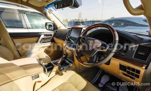 Nunua Imported Toyota Land Cruiser Nyeupe Gari ndani ya Import - Dubai nchini Arusha Nunua Imported Toyota Land Cruiser Nyeupe Gari ndani ya Import - Dubai nchini Arusha