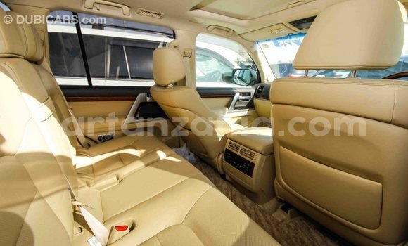 Nunua Imported Toyota Land Cruiser Nyeupe Gari ndani ya Import - Dubai nchini Arusha Nunua Imported Toyota Land Cruiser Nyeupe Gari ndani ya Import - Dubai nchini Arusha
