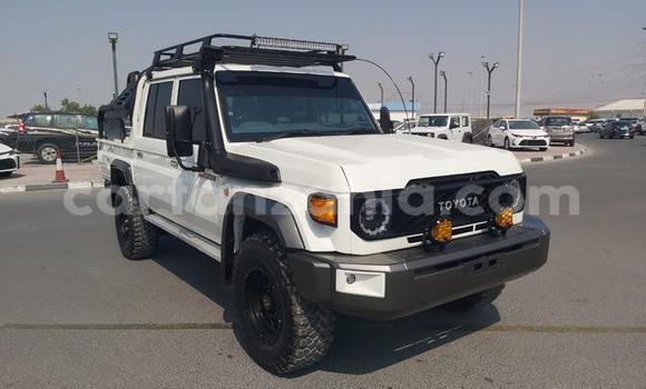 Nunua Ilio tumika Toyota Land Cruiser Nyeupe Gari ndani ya Dar es Salaam nchini Dar es Salaam