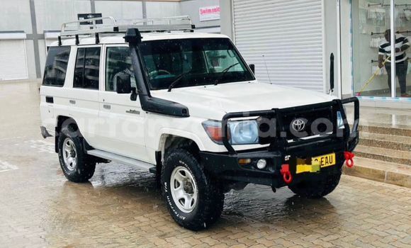 Nunua Ilio tumika Toyota Land Cruiser Nyeupe Gari ndani ya Dar es Salaam nchini Dar es Salaam