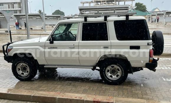 Nunua Ilio tumika Toyota Land Cruiser Nyeupe Gari ndani ya Dar es Salaam nchini Dar es Salaam