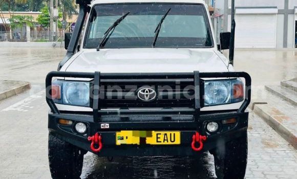 Buy Used Toyota Land Cruiser White Car in Dar es Salaam in Dar es Salaam