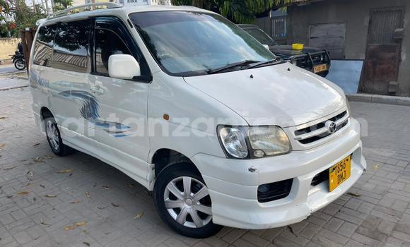 Nunua Ilio tumika Toyota Noah Nyeupe Gari ndani ya Dar es Salaam nchini Dar es Salaam