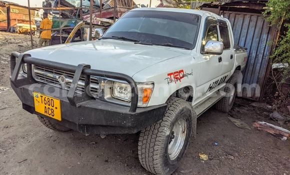 Nunua Ilio tumika Toyota Hilux Nyeupe Gari ndani ya Dar es Salaam nchini Dar es Salaam