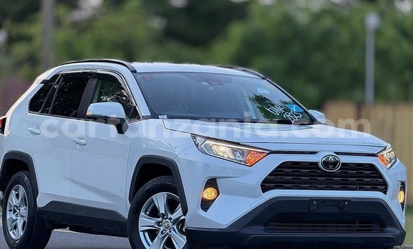 Nunua Imported Toyota RAV4 Nyeupe Gari ndani ya Dar es Salaam nchini Dar es Salaam