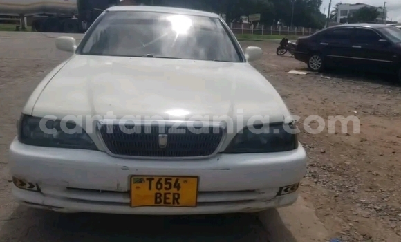 Nunua Ilio tumika Toyota Cresta Nyeupe Gari ndani ya Mwanza nchini Mwanza