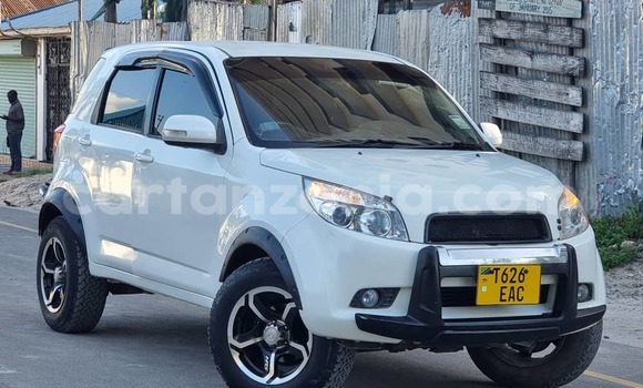 Nunua Ilio tumika Toyota Rush Nyeupe Gari ndani ya Dar es Salaam nchini Dar es Salaam