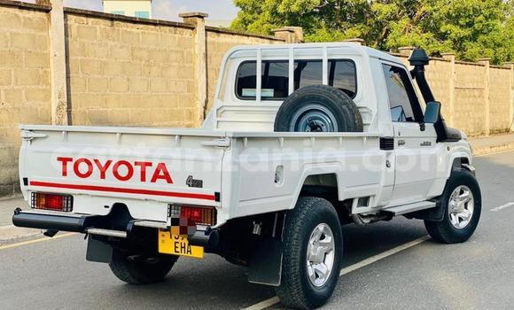 Buy Used Toyota Land Cruiser White Car in Dar es Salaam in Dar es Salaam