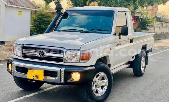 Nunua Ilio tumika Toyota Land Cruiser Nyeupe Gari ndani ya Dar es Salaam nchini Dar es Salaam