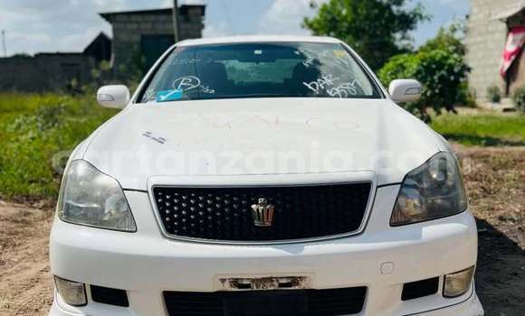 Buy Used Toyota Crown White Car in Dar es Salaam in Dar es Salaam
