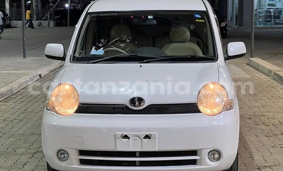 Buy Used Toyota Sienta White Car in Dar es Salaam in Dar es Salaam