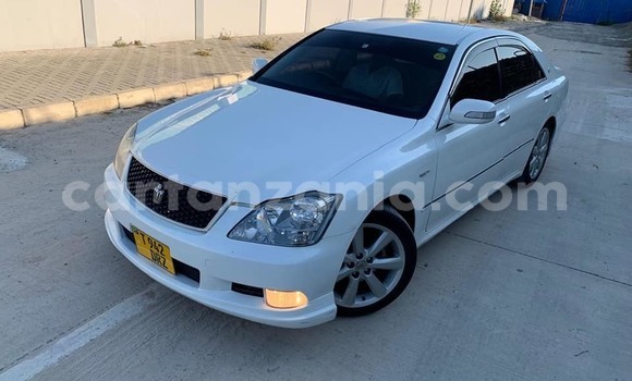 Buy Used Toyota Crown White Car in Dar es Salaam in Dar es Salaam Buy Used Toyota Crown White Car in Dar es Salaam in Dar es Salaam