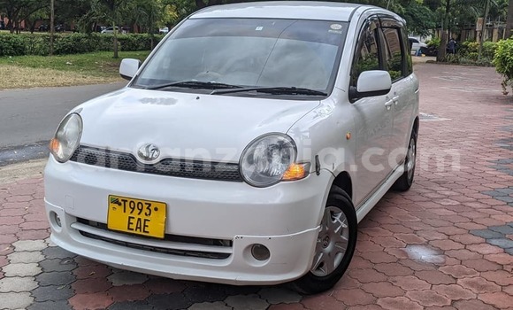 Nunua Ilio tumika Toyota Sienta Nyeupe Gari ndani ya Dar es Salaam nchini Dar es Salaam
