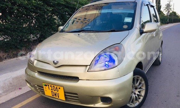 Nunua Ilio tumika Toyota FunCargo Nyingine Gari ndani ya Dar es Salaam nchini Dar es Salaam