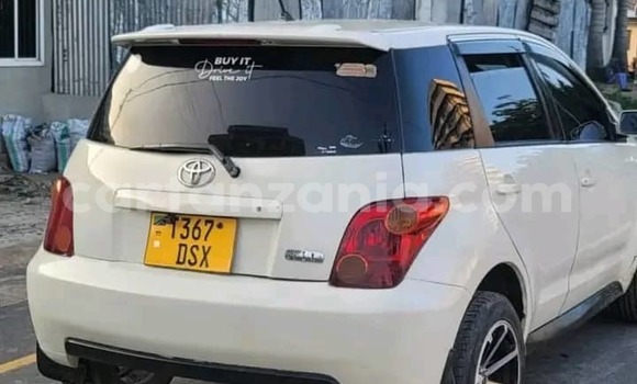 Nunua Ilio tumika Toyota IST Nyeupe Gari ndani ya Dar es Salaam nchini Dar es Salaam