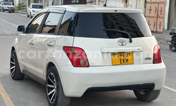 Nunua Ilio tumika Toyota IST Nyeupe Gari ndani ya Dar es Salaam nchini Dar es Salaam