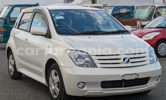 Nunua Imported Toyota IST Nyeupe Gari ndani ya Dar es Salaam nchini Dar es Salaam
