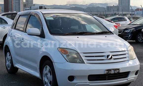 Nunua Imported Toyota IST Nyeupe Gari ndani ya Dar es Salaam nchini Dar es Salaam
