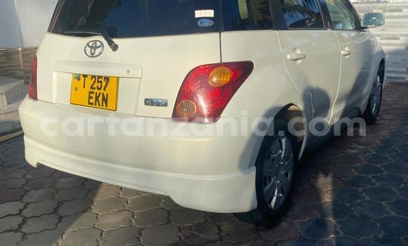 Nunua Ilio tumika Toyota IST Nyeupe Gari ndani ya Dar es Salaam nchini Dar es Salaam