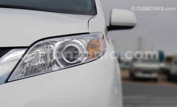 Nunua Imported Toyota Sienna Nyeupe Gari ndani ya Import - Dubai nchini Arusha Nunua Imported Toyota Sienna Nyeupe Gari ndani ya Import - Dubai nchini Arusha