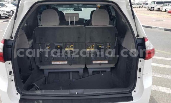 Nunua Imported Toyota Sienna Nyeupe Gari ndani ya Import - Dubai nchini Arusha Nunua Imported Toyota Sienna Nyeupe Gari ndani ya Import - Dubai nchini Arusha