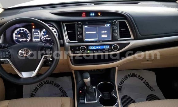 Buy Import Toyota Highlander White Car in Import - Dubai in Arusha Buy Import Toyota Highlander White Car in Import - Dubai in Arusha