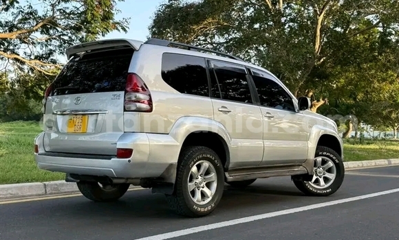 Buy Used Toyota Land Cruiser Prado White Car in Biharamulo in Kagera Buy Used Toyota Land Cruiser Prado White Car in Biharamulo in Kagera