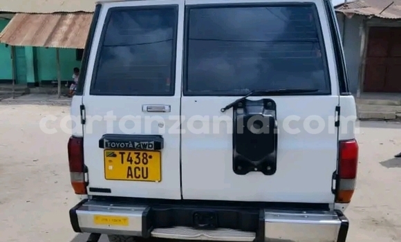 Buy Used Toyota Land Cruiser Prado White Car in Biharamulo in Kagera Buy Used Toyota Land Cruiser Prado White Car in Biharamulo in Kagera