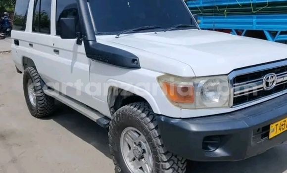 Buy Used Toyota Land Cruiser Prado White Car in Biharamulo in Kagera Buy Used Toyota Land Cruiser Prado White Car in Biharamulo in Kagera