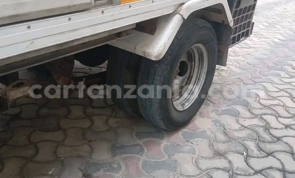 Buy Used Mitsubishi Carisma White Car in Bunda in Mara