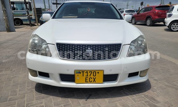Nunua Ilio tumika Toyota Crown Nyeupe Gari ndani ya Dar es Salaam nchini Dar es Salaam