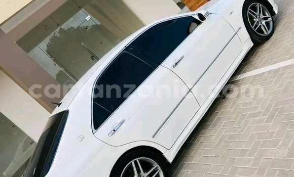 Buy Used Toyota Crown White Car in Buhigwe in Kigoma