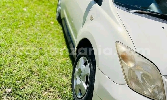 Nunua Ilio tumika Toyota IST Nyeupe Gari ndani ya Buhigwe nchini Kigoma