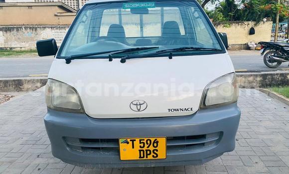 Nunua Ilio tumika Toyota Touring HiAce Nyeupe Gari ndani ya Dar es Salaam nchini Dar es Salaam