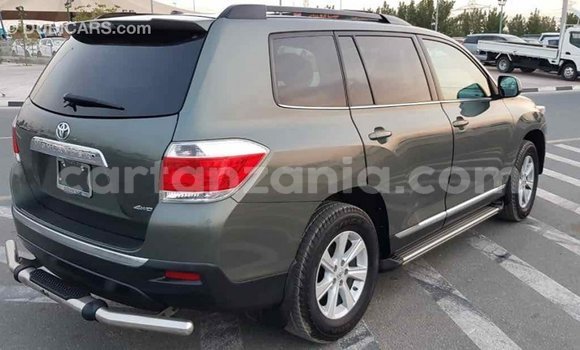 Nunua Imported Toyota Highlander Kijani Gari ndani ya Import - Dubai nchini Arusha Nunua Imported Toyota Highlander Kijani Gari ndani ya Import - Dubai nchini Arusha