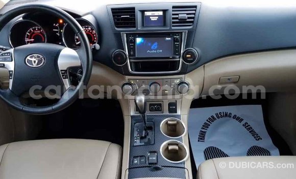 Nunua Imported Toyota Highlander Kijani Gari ndani ya Import - Dubai nchini Arusha Nunua Imported Toyota Highlander Kijani Gari ndani ya Import - Dubai nchini Arusha