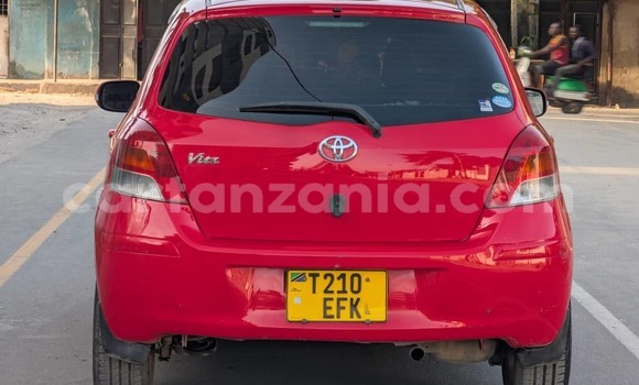 Nunua Ilio tumika Toyota Vitz Nyekundu Gari ndani ya Dar es Salaam nchini Dar es Salaam