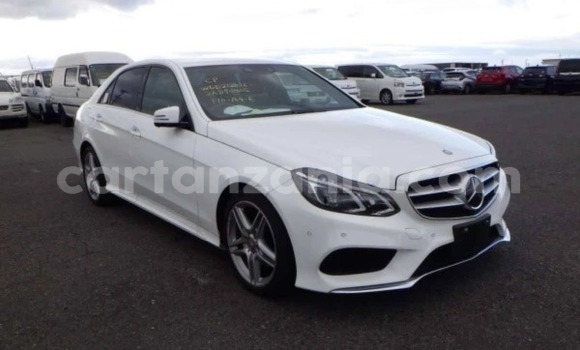 Nunua Imported Mercedes-Benz E-Classe Nyeupe Gari ndani ya Dar es Salaam nchini Dar es Salaam Nunua Imported Mercedes-Benz E-Classe Nyeupe Gari ndani ya Dar es Salaam nchini Dar es Salaam