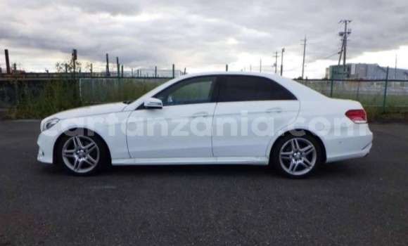Nunua Imported Mercedes-Benz E-Classe Nyeupe Gari ndani ya Dar es Salaam nchini Dar es Salaam Nunua Imported Mercedes-Benz E-Classe Nyeupe Gari ndani ya Dar es Salaam nchini Dar es Salaam