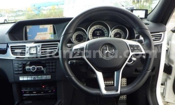 Nunua Imported Mercedes-Benz E-Classe Nyeupe Gari ndani ya Dar es Salaam nchini Dar es Salaam Nunua Imported Mercedes-Benz E-Classe Nyeupe Gari ndani ya Dar es Salaam nchini Dar es Salaam