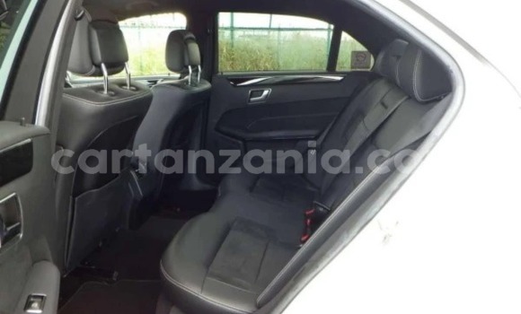 Nunua Imported Mercedes-Benz E-Classe Nyeupe Gari ndani ya Dar es Salaam nchini Dar es Salaam Nunua Imported Mercedes-Benz E-Classe Nyeupe Gari ndani ya Dar es Salaam nchini Dar es Salaam