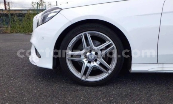 Nunua Imported Mercedes-Benz E-Classe Nyeupe Gari ndani ya Dar es Salaam nchini Dar es Salaam Nunua Imported Mercedes-Benz E-Classe Nyeupe Gari ndani ya Dar es Salaam nchini Dar es Salaam
