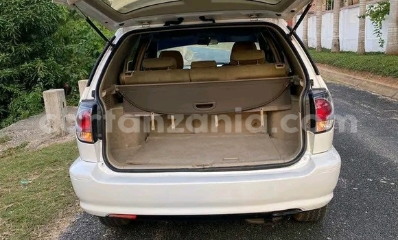 Buy Used Toyota Harrier White Car in Bwanga in Kagera Buy Used Toyota Harrier White Car in Bwanga in Kagera