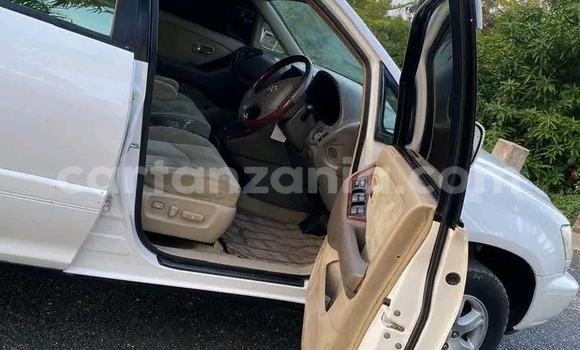 Buy Used Toyota Harrier White Car in Bwanga in Kagera Buy Used Toyota Harrier White Car in Bwanga in Kagera