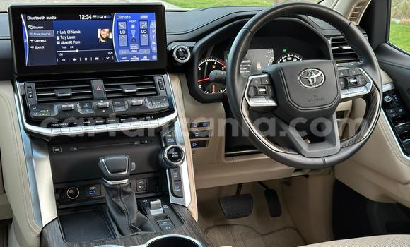 Nunua Imported Toyota Land Cruiser Nyeupe Gari ndani ya Kinondoni nchini Dar es Salaam