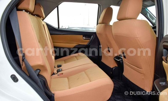 Nunua Imported Toyota Fortuner Nyeupe Gari ndani ya Import - Dubai nchini Arusha Nunua Imported Toyota Fortuner Nyeupe Gari ndani ya Import - Dubai nchini Arusha