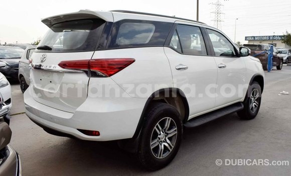 Nunua Imported Toyota Fortuner Nyeupe Gari ndani ya Import - Dubai nchini Arusha Nunua Imported Toyota Fortuner Nyeupe Gari ndani ya Import - Dubai nchini Arusha